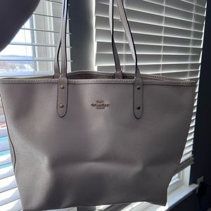 Reversible coach tote